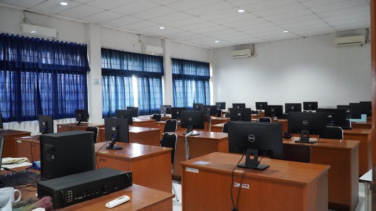 Tempat Siswi Memasuki Dunia Teknologi dan Informasi