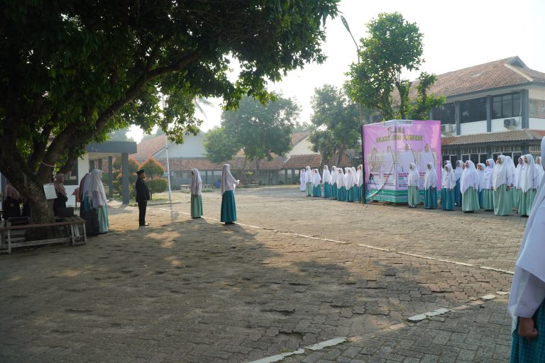 Mudir ‘Am Puji Santriwati yang Kembali Ke Pesantren Tepat Waktu